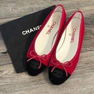 Chanel Red and Black Velvet Cap-Toe Bow Ballet Flats - 37C